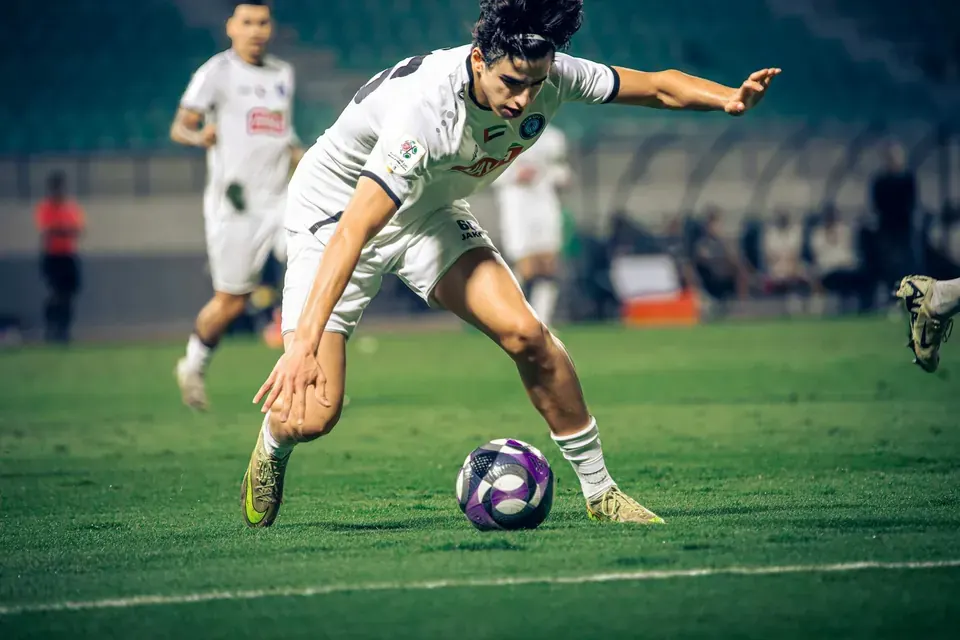 Defensive Midfielder Positioning Guide